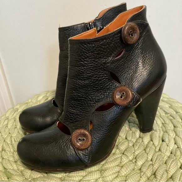 COCLICO Black Leather Button Detail Heel Ankle Booties - Picture 1 of 11